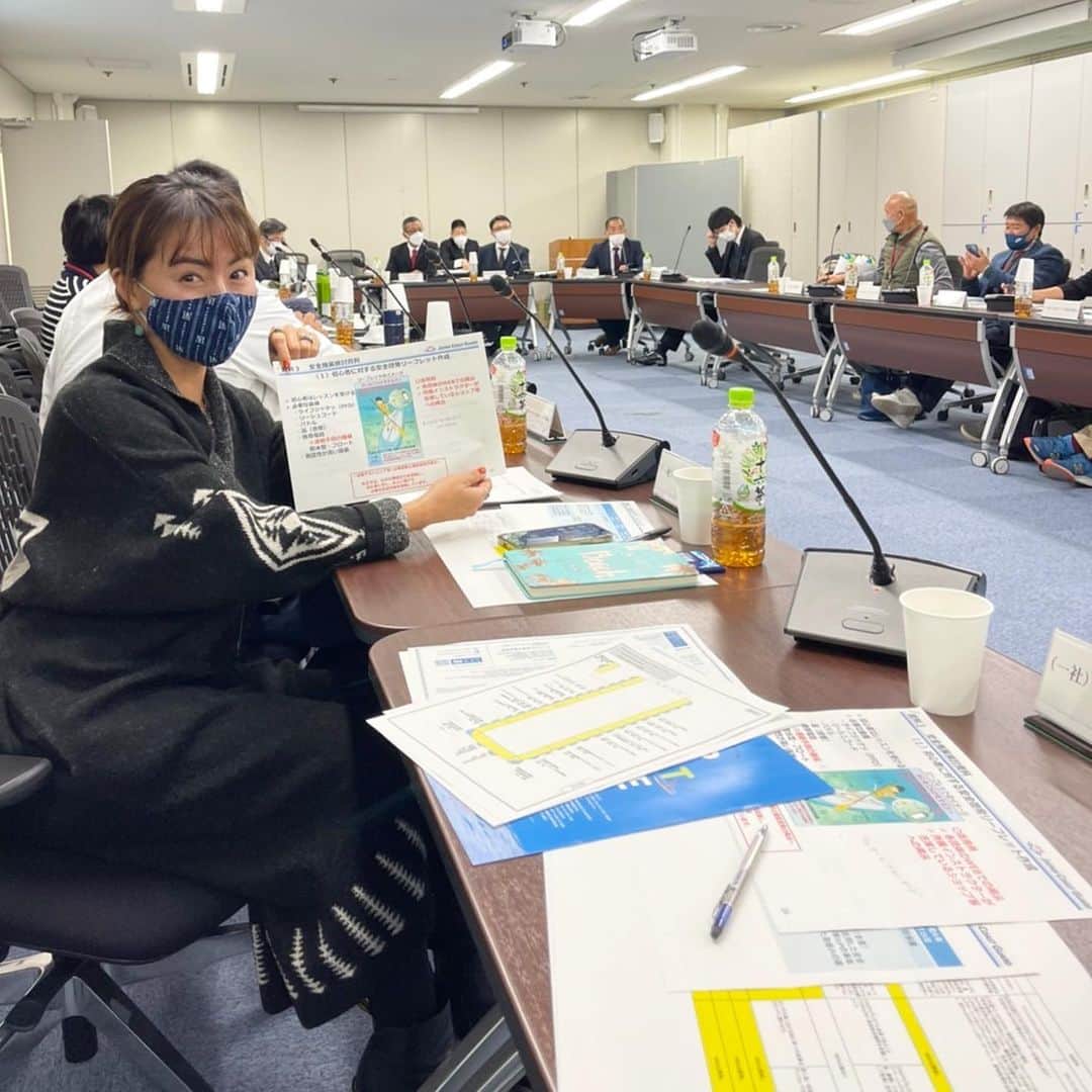 のインスタグラム：「第1回SUP安全対策会議、霞ヶ関の海上保安庁の会議室で行われました🏄‍♀️  私は日本サップヨガ協会理事長として出席してきました✨ @japansupyogaassociation   SUPが手軽に誰でも楽しめることから、事故が多発していて、死亡事故も起きてるので、SUPの様々な団体が集まって、安全対策や、マナー、ルールについて話し合いました🏄‍♀️🏄‍♀️🏄‍♀️  スクールに入らなかったり、ライフジャケットを着用してなかったり、海のこと、風向き、何も分からずにSUPのボードに3人で乗ったり…と、事故の内容は様々😱  何も分からないでやってしまうのが1番危険です😭 海で遊ぶには、海の危険リスクをしっかり学んで、理解して遊ぶ、もしくは、しっかりと学んだインストラクターのスクールで遊ぶ☝️ルールやマナーを守って、安全に遊びましょう🏄‍♀️ウォーターセーフティーガイドもあるので、読んでみてね❗️  https://www6.kaiho.mlit.go.jp/watersafety/  SUPの事故がなくなるよう、安全対策会議でガイドラインをしっかり決めるけど、遊ぶ人1人1人がルールを守らないと事故は減りません😢  みんなで安全に、SUPを楽しみましょーーー🏄‍♀️🌴🌞✨ また色々会議で決まったら随時報告しますー🤩🙌  会議に参加されたみなさま、ありがとうございました🙏  #sup安全対策会議 #海上保安庁  #sup #事故多発  #リスクマネージメント  #ルールを守りながら  #楽しもう  #supyoga  #日本サップヨガ協会」