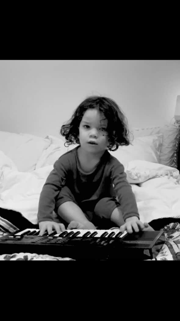 のインスタグラム：「« LOOKING FOR TREASURES » with my ultimate treasure 💎. We play music every night before going to bed. I have written so many songs for Indigo.  This one is one of our favorite..  ❣️🥺🥰🥺❣️ Tag your treasure !」