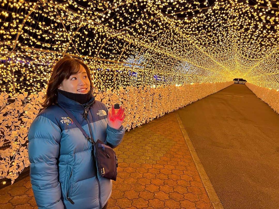 篠原梨菜さんのインスタグラム写真 - (篠原梨菜Instagram)「イルミ×馬＝？ #朝5時のうまtime 大井競馬場の東京メガイルミ✨きのう中継でお伝えしました！ 大迫力の噴水と、ミニチュアホース🐴🐴 白いスザンヌちゃんとインディちゃん！ クリスマス仕様です🎄　 にんじん🥕を特別にあげさせてもらいました！ (スザンヌちゃんがとても食いしん坊だとのことで、にんじんをたくさんあげました。インディちゃんにも後であげました🐴)  前髪がとっ散らかっているように、とっても風が強くて寒い朝でしたが、 イルミネーションの暖かい光とミニチュアホースちゃんたちに癒されました😍 メガイルミの開催日は、一緒に写真撮影ができたり、放牧場でのんびり過ごしている様子が見られたりするそうです😆 レースのある日は東京メガイルミ開催していないので、お気をつけください ！ #thetime_tbs  #東京メガイルミ #ミニチュアホース #大井競馬場 #イルミネーション #夜景 #絶景 #tbs #tbsアナウンサー  #篠原梨菜」12月15日 5時35分 - shinorinatbs