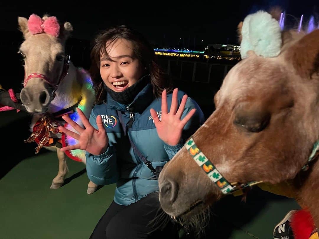 のインスタグラム：「イルミ×馬＝？ #朝5時のうまtime 大井競馬場の東京メガイルミ✨きのう中継でお伝えしました！ 大迫力の噴水と、ミニチュアホース🐴🐴 白いスザンヌちゃんとインディちゃん！ クリスマス仕様です🎄　 にんじん🥕を特別にあげさせてもらいました！ (スザンヌちゃんがとても食いしん坊だとのことで、にんじんをたくさんあげました。インディちゃんにも後であげました🐴)  前髪がとっ散らかっているように、とっても風が強くて寒い朝でしたが、 イルミネーションの暖かい光とミニチュアホースちゃんたちに癒されました😍 メガイルミの開催日は、一緒に写真撮影ができたり、放牧場でのんびり過ごしている様子が見られたりするそうです😆 レースのある日は東京メガイルミ開催していないので、お気をつけください ！ #thetime_tbs  #東京メガイルミ #ミニチュアホース #大井競馬場 #イルミネーション #夜景 #絶景 #tbs #tbsアナウンサー  #篠原梨菜」