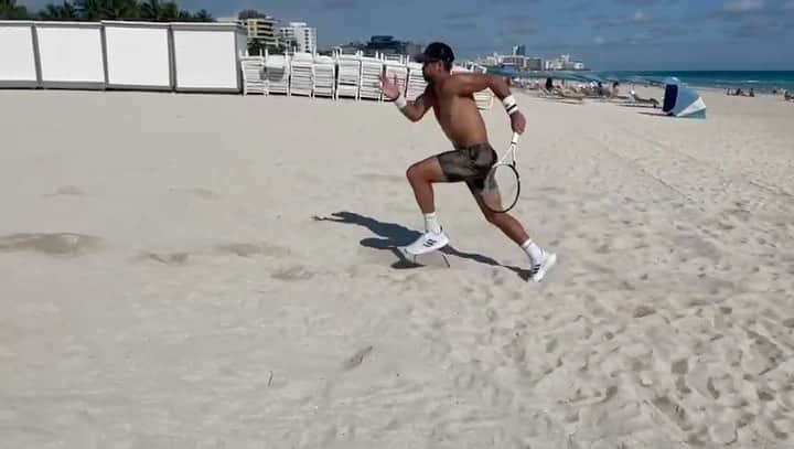 フェルナンド・ベルダスコのインスタグラム：「Primera semana de pretemporada 2022 completada ✔️ Listo para dar más en la 2a 💪🏽 Vamos team @guille_alcaide @duglas_fitness_coach SÓLIDOS !!」