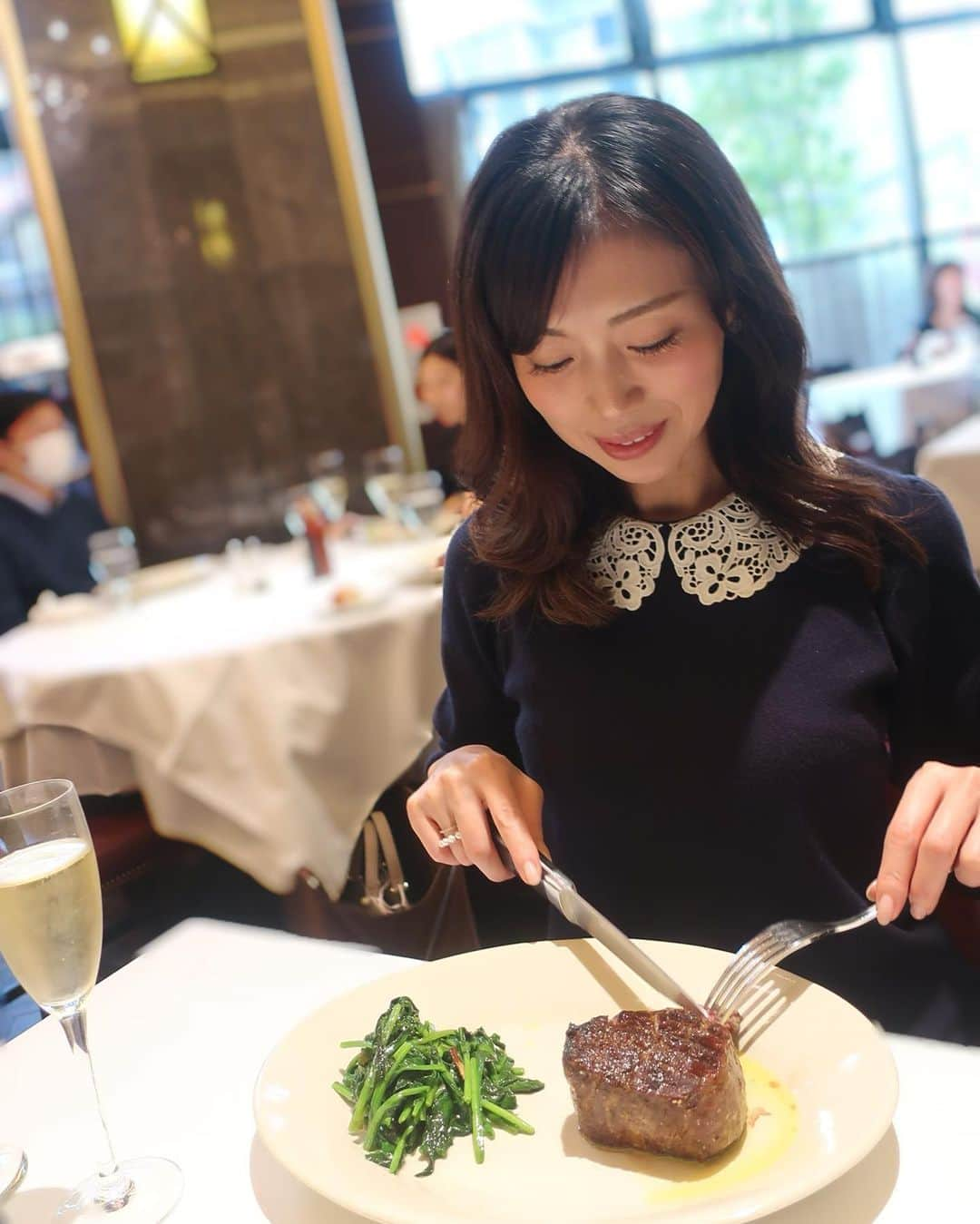 ImotoEtsuyo さんのインスタグラム写真 - (ImotoEtsuyo Instagram)「#おはようございます   先日の @empiresteakhouse_roppongi  ステーキが食べたくなって。  ・ ・ 外がカリッと焼かれていて 美味しかった。 #ヒレステーキ #250g  もう一つのお肉は #400g だったかな。 ・ ・ 店内はクリスマスムードで とっても素敵でしてが 写真撮り忘れました。　　　  ・ ・ #美味しかった  #ご馳走さまでした 。 #エンパイアステーキハウス  #empiresteakhouse  #empiresteak  #steak  #roppongi  #東京グルメ #gourmet  #六本木ディナー #六本木ランチ #lunch  #dinner  #六本木グルメ  #六本木ステーキ  #champagne  #シャンパーニュ  #perrierjouet  #ペリエジュエ」12月15日 6時41分 - bisuhada