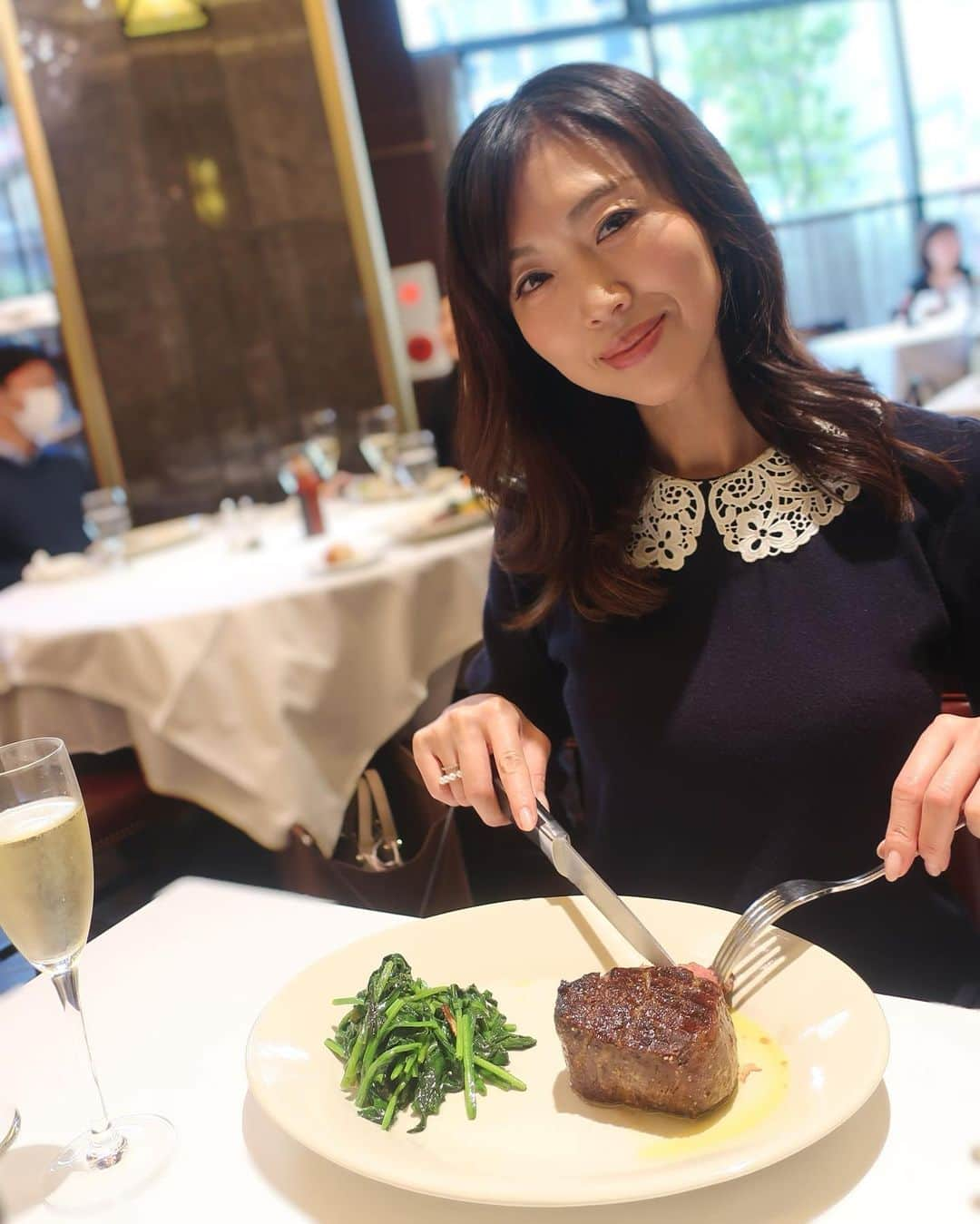 ImotoEtsuyo さんのインスタグラム写真 - (ImotoEtsuyo Instagram)「#おはようございます   先日の @empiresteakhouse_roppongi  ステーキが食べたくなって。  ・ ・ 外がカリッと焼かれていて 美味しかった。 #ヒレステーキ #250g  もう一つのお肉は #400g だったかな。 ・ ・ 店内はクリスマスムードで とっても素敵でしてが 写真撮り忘れました。　　　  ・ ・ #美味しかった  #ご馳走さまでした 。 #エンパイアステーキハウス  #empiresteakhouse  #empiresteak  #steak  #roppongi  #東京グルメ #gourmet  #六本木ディナー #六本木ランチ #lunch  #dinner  #六本木グルメ  #六本木ステーキ  #champagne  #シャンパーニュ  #perrierjouet  #ペリエジュエ」12月15日 6時41分 - bisuhada