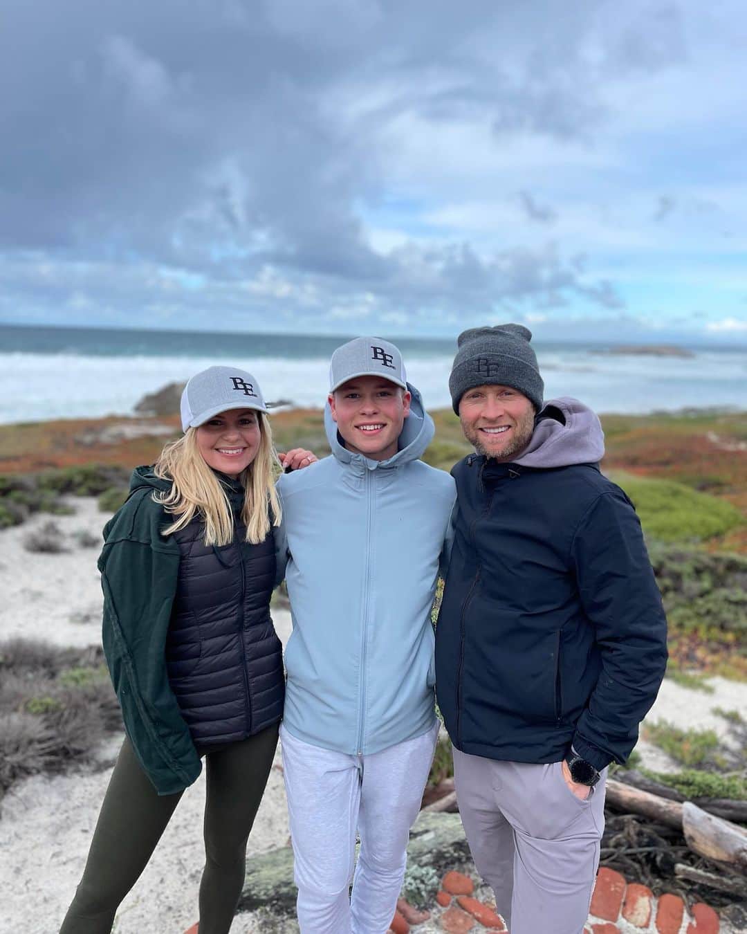 キャンディス・キャメロン・ブレのインスタグラム：「Finally back in Cali with my man, son Lev and friends @mycrochet @kcmcsloan @rogersloan87 ! Stunning hike on this beautiful rainy day」