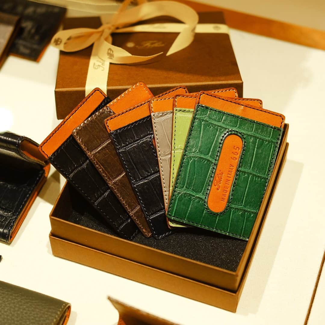 Felisi Japan 〔フェリージ〕のインスタグラム：「【Recommend Gift Item】 . クロコの型押しレザーを使用したカードケース。 薄マチタイプなので、ポケットからスムーズに出し入れでき、 通勤・通学にも便利なアイテムです。 . . Model No. 665/SA Price：17,600円 . . . #felisi #felisigift #holidayseason #holiday #gift #cardcase #passcase #madeinitaly #フェリージ #ホリデーシーズン #クリスマス #カードケース #パスケース #プレゼント #ギフト #贈り物」