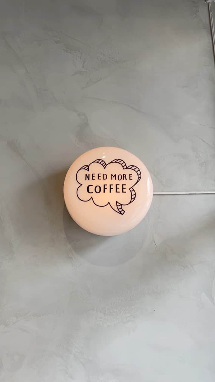 郭圈圈のインスタグラム：「早安☀️不知道有人跟我一樣喜歡這種小短片嗎☕️🤎🤎🥰🥰🥰 - #高雄咖啡廳 #若生靜巷」