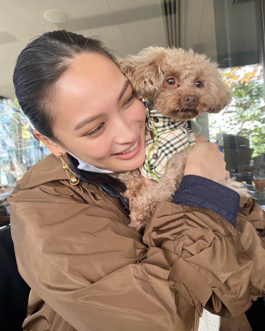 大政絢のインスタグラム：「なちゅ🐶☕️✨  #愛犬」