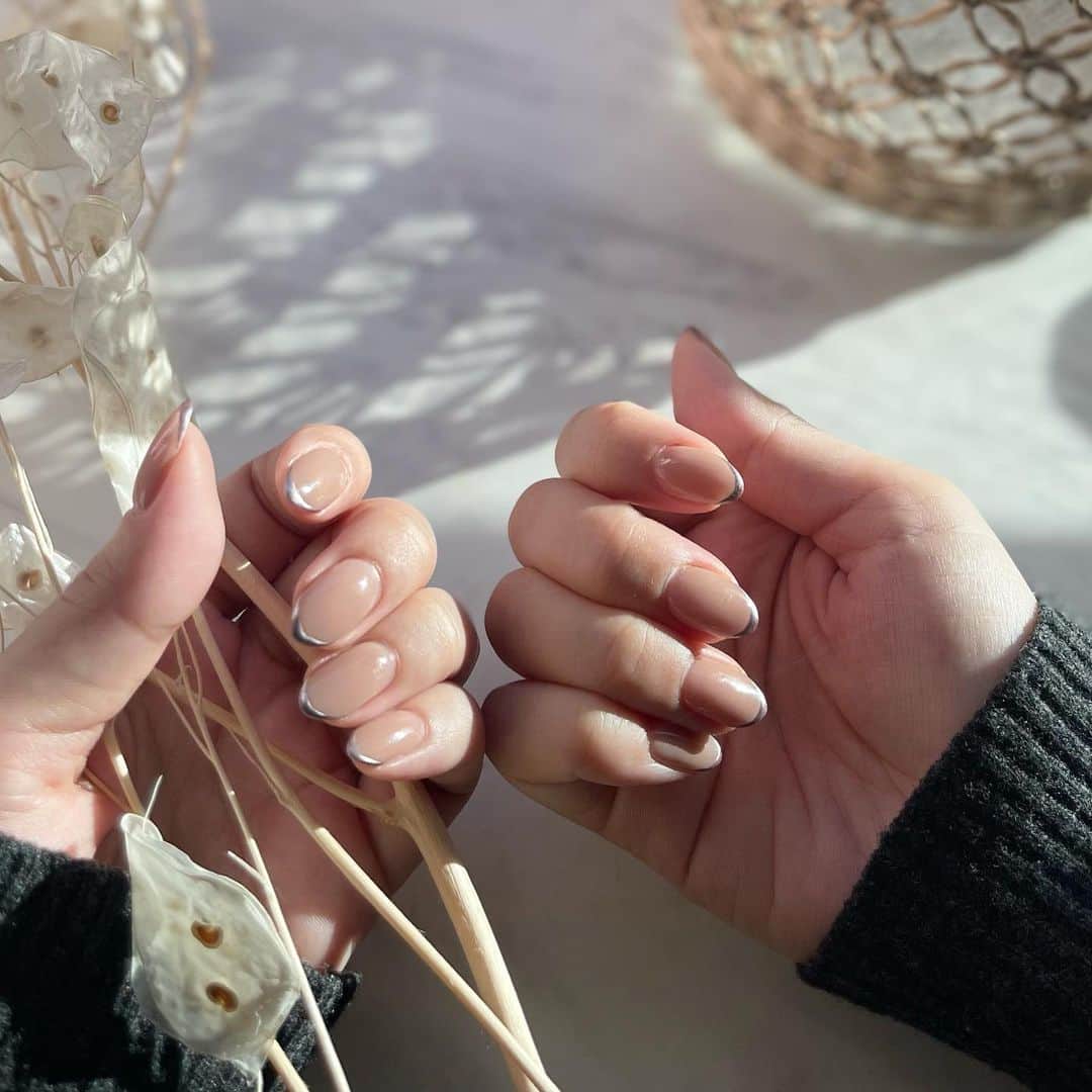 のインスタグラム：「今回は 箔っぽいメタリックなジェルを使い、 細フレンチに💅  このパターンはやっぱり落ち着きます。 ベースは透明感が好きで、 ここ３、4年ずっと使用しているマオカラー @classyhiroo  はマオカラーが豊富で嬉しい。  今年も残り半月。 早いものですね。 コロナもこのまま落ち着いてほしいです。  なんせ受験生のママだからね、 余計に心配です。 お受験ドラマ 2月の勝者が流行ってるみたいだけど、 追い込まれるのが怖くて観れない母親を他所に 息子はのほほんと観ていますw  ２年間は受験ばかり考えていたので、 終わったら、 来年は また仕事もプライベートも 動き始める年にしたいな。  皆さん、寒さ厳しくなってきましたので、 体調にはくれぐれもお気をつけくださいね。  #フレンチネイル #バーチャルフレンチ  #細フレンチ #箔ネイル  #スキニーフレンチ #ブルーネイル #個性派ネイル  #スタイリッシュネイル  #ショートネイル #ニュアンスネイル #上品ネイル #シンプルネイル #大人ネイル #ジェルネイル #ネイル好き #ネイル好きな人と繋がりたい #ハンドクリーム #ハンドケア」