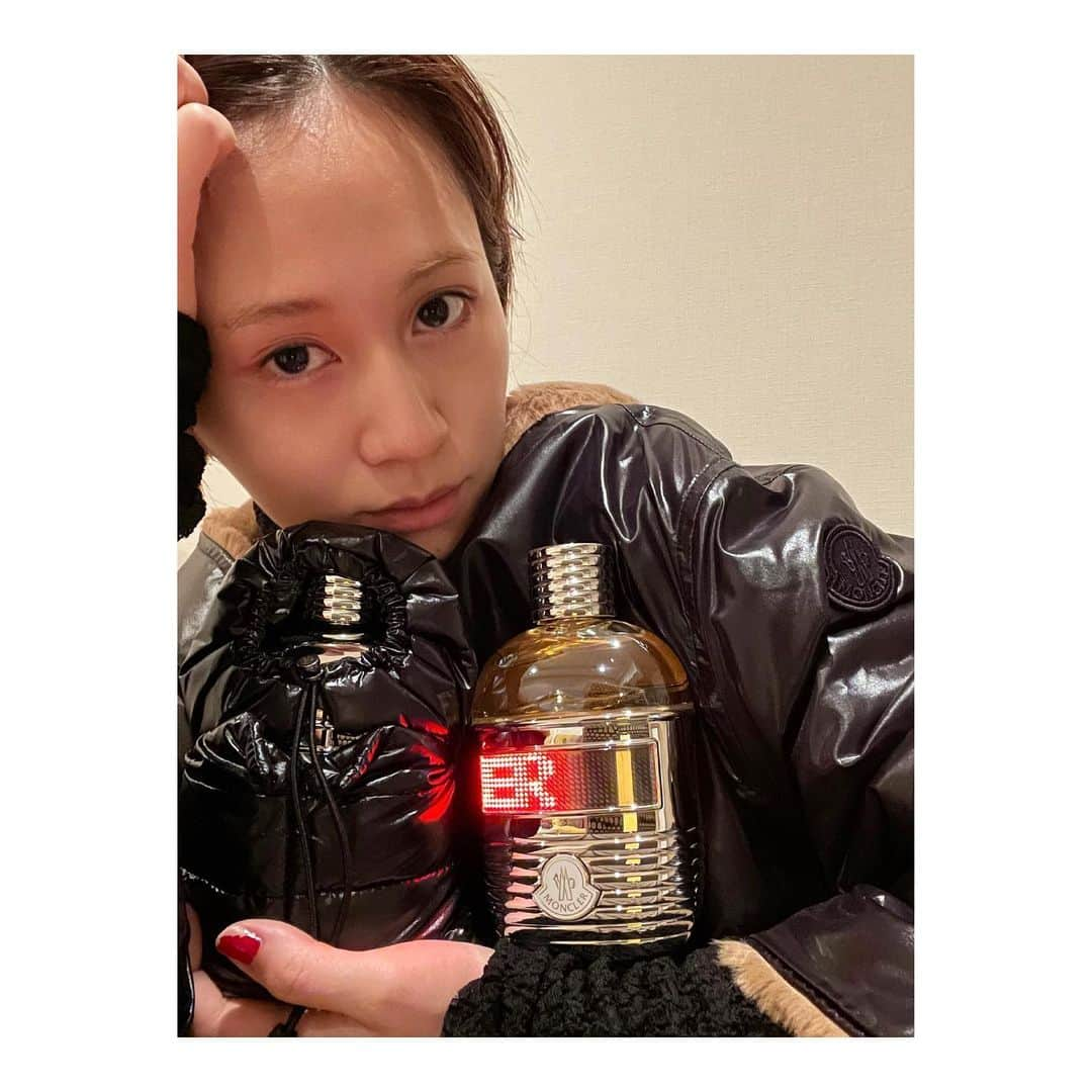 前田敦子さんのインスタグラム写真 - (前田敦子Instagram)「.  MONCLERは冬を楽しむためにマストアイテム一番の楽しみ。 perfumeにちびダウンがついてて可愛い❤️  #MONCLER」12月15日 19時10分 - atsuko_maeda_official