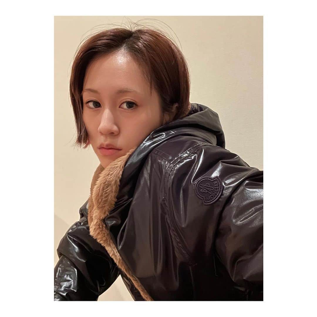前田敦子のインスタグラム：「.  MONCLERは冬を楽しむためにマストアイテム一番の楽しみ。 perfumeにちびダウンがついてて可愛い❤️  #MONCLER」
