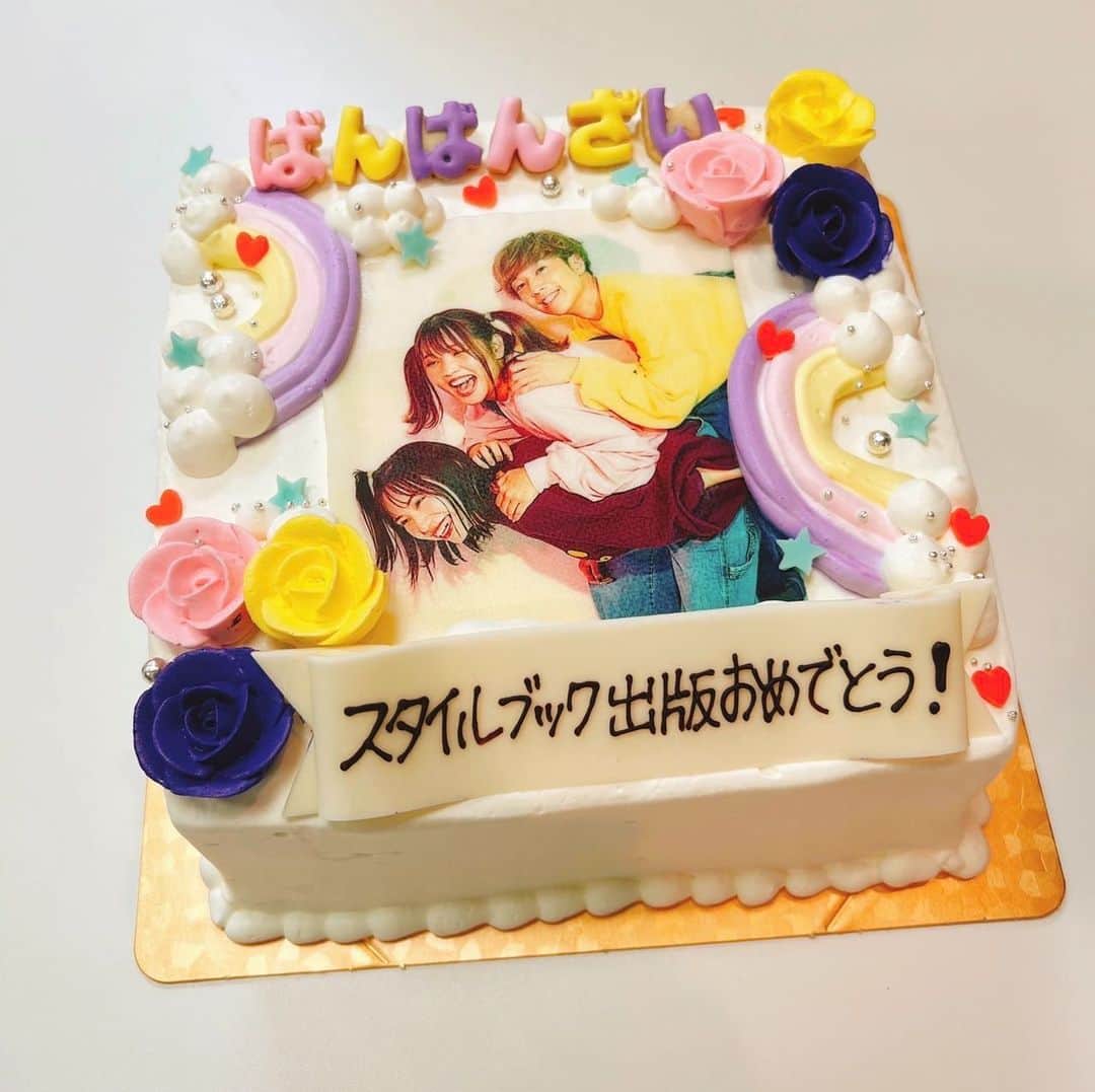 ばんばんざいのインスタグラム：「ばんばんざいスタイルブック 本日発売です🎉🎉🎉  ついに、完成しました😭  私たちのことをもっともっとよく知ってもらえる一冊になっているので、ぜひたくさんの方に読んでもらいたいです🥺🙏  ケーキは担当の篠原さん(タグ付けしています！)にいただきました🙇‍♀️感動🥲ありがとうございます！！  ケーキはスタイルブックの表紙と同じですごかったです メンバーカラーをたくさん使ってくれてありがとうございます！ チェキキャンペーンもやっているので、ぜひチェックしてみてください✨ 裏話も聞けるかもらしいです🤫🤫  スタイルブックの感想めちゃくちゃ楽しみに待ってます！！！ たくさんの人に読んでもらいたいなぁ🥰」