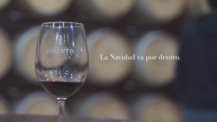 アンナ・オルティス（イニエスタの妻）のインスタグラム：「La Navidad va por dentro 🎄🍷 @bodegainiesta」