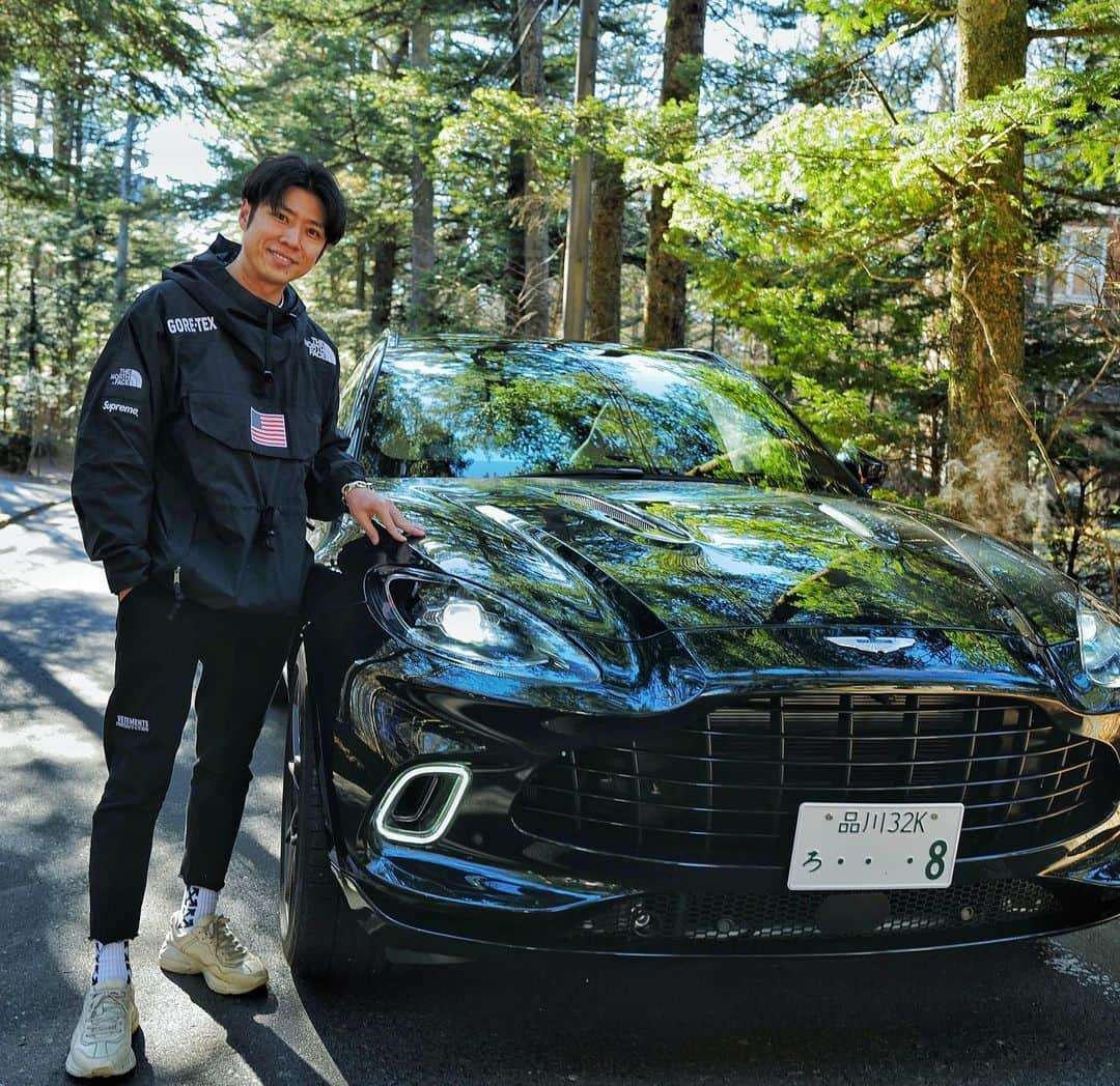 黄皓さんのインスタグラム写真 - (黄皓Instagram)「【Aston martin DBX】 軽井沢出張に合わせて、購入を検討してた @astonmartinlagonda の #dbx を試乗してきました☺️  昔ポルシェのカイエンに乗ってたから似たような感覚で乗ってみたんだけど、、、  全然違う！！！笑 驚くほど違う！！  SUVは大人数乗れて物も運べるからこそ、乗る楽しさがあまりないと思ってたんだけど、DBXはかなり猛々しい感じでびっくりした笑  上品なエクステリア、上質なインテリア、スマートなブランドイメージだけど、V8エンジンのパワーはやはり凄かったし、sports+にした時のパワーとマフラー音はやばかった笑  見た目:★★★★ 乗り心地:★★★★★ 操作性:★★★★★ 楽しさ:★★★★ 資産性:★★★ （独断と偏見の勝手なレビューです笑）  正直こんなに楽しいと思ってなかったから本当にビビった。  スポーツカー買おうとしてたけど、利便性と走る喜び両方兼ね備えてるって意味ではこれ一台で十分な気がした笑  有難う御座いました☺️ @astonmartintokyo」12月15日 18時13分 - haohaohaokun