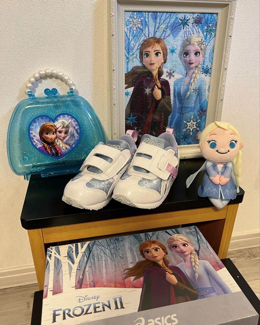 河内麻沙美さんのインスタグラム写真 - (河内麻沙美Instagram)「#shoes 👟 ． ． LILIの大好きなアナと雪の女王のスニーカーをゲット🥰✨ アシックスのキッズシューズ、スクスクから「Disneyコレクション/アナと雪の女王2」が発売されたよ❄️ ． 子供の歩行特徴に合わせてつま先部分が扇型になってるから、足指をのびのび動かせるし、1本ベルトだから脱ぎ履きしやすい🙆‍♀️ デザインも可愛くて、私も気に入っちゃった☺️❄️ ． @asics_kids_japan  #pr#asicskids#asics#suku2#スクスク#アナと雪の女王2#アナ#エルサ#disney#LILI#スニーカー#子供#4歳#女の子コーデ#エルサコーデ」12月15日 18時14分 - masamikouchi