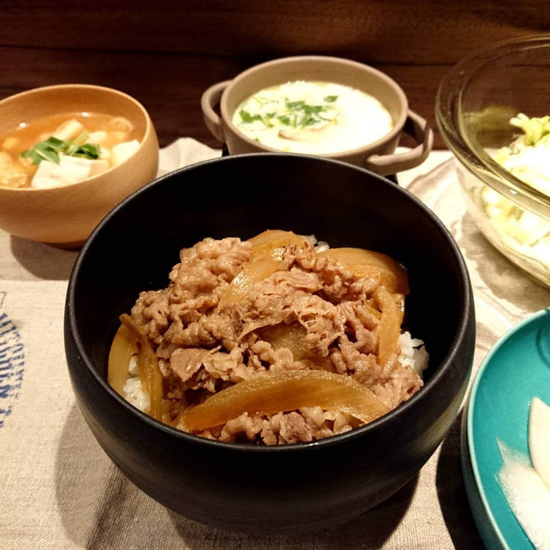 富永美樹さんのインスタグラム写真 - (富永美樹Instagram)「#ちょっと高級牛丼 😁そして#大きな茶碗蒸し   #富士山岡村牛  先日牧場を訪ねました エサに#酒粕 が… #発酵食品 #気になった #発酵マイスター  #やわらかい #あまい #うまい  #牛丼 #茶碗蒸し  #美味しいご飯 #おうちごはん記録  #おうちごはん通信   今日は#東大王 見ま～す😊」12月15日 18時24分 - miki.tominaga.official