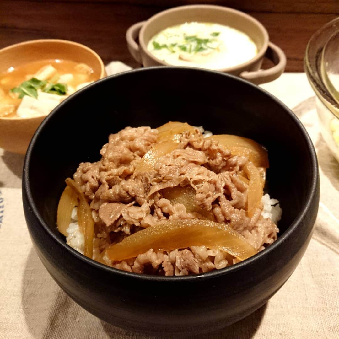 富永美樹さんのインスタグラム写真 - (富永美樹Instagram)「#ちょっと高級牛丼 😁そして#大きな茶碗蒸し   #富士山岡村牛  先日牧場を訪ねました エサに#酒粕 が… #発酵食品 #気になった #発酵マイスター  #やわらかい #あまい #うまい  #牛丼 #茶碗蒸し  #美味しいご飯 #おうちごはん記録  #おうちごはん通信   今日は#東大王 見ま～す😊」12月15日 18時24分 - miki.tominaga.official