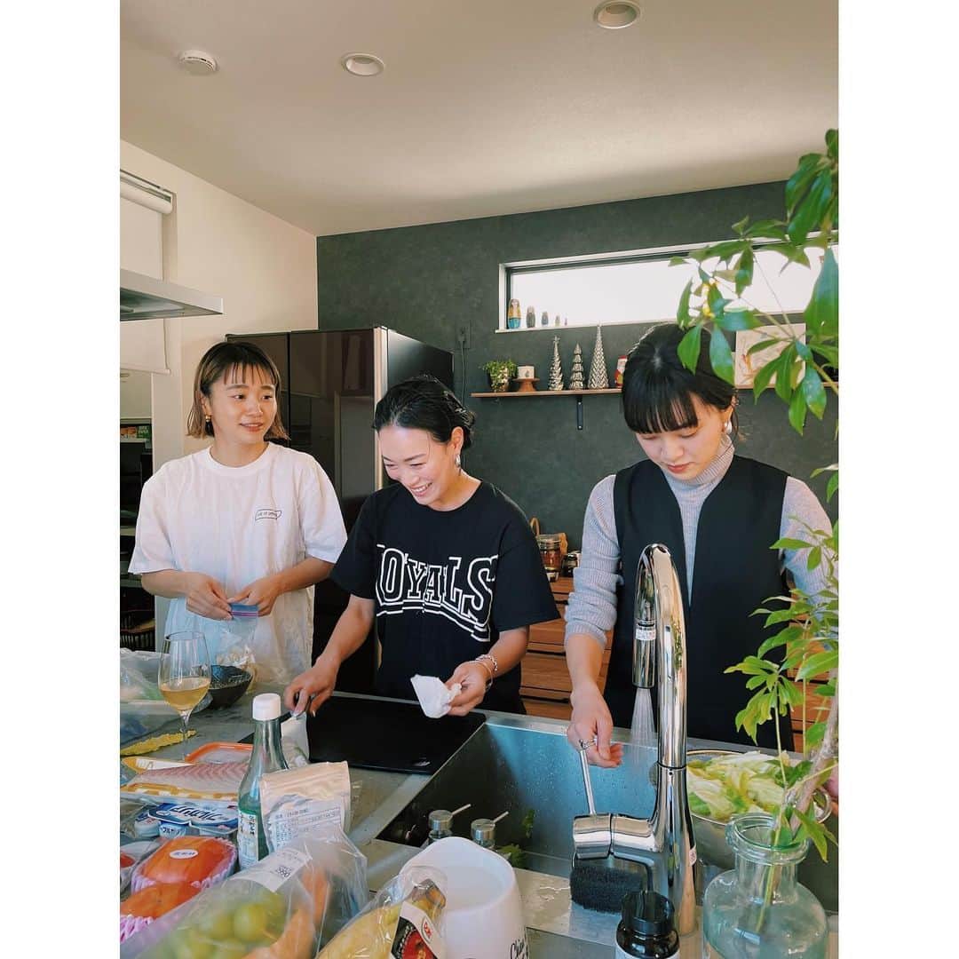 原田沙奈子さんのインスタグラム写真 - (原田沙奈子Instagram)「みんなでキッチンに立って、 あーだこーだ言いながらのお料理。 @しのぶちゃん宅  しのぶちゃんの畑のお野菜たちに感動しつつ、 出来上がりのテーブルが、もう、好きなものばっかり🤤 贅沢だわー  みんなパパパッとやっちゃって手際良いし。 自分の持ち場を的確に把握して。← 機敏に動いて本当に気の利く愛おしい人たち。  キッチンに立ってるみんなの姿、 ずっと見ていられるくらい好き🤍  それにしても素敵なお家だったなー。  6枚目の動画の、 「ドーナツはご飯食べてからぁ！」の @mami_ishioka と、 「ドーナツ作ろうと思ったのよ、おばちゃんー」の @sinobuuta と、 一連の動画を冷静に撮ってる @amiharunaami を想像するだけで、 ワイン何杯もいける。笑  #おうちごはん#キッチン」12月15日 18時58分 - sanakoharada