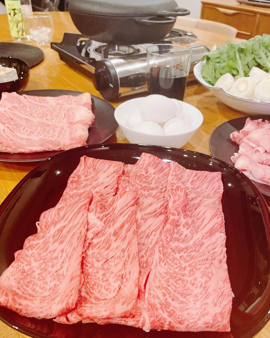 葉月里緒奈さんのインスタグラム写真 - (葉月里緒奈Instagram)「お肉を沢山用意してる日に限って少食だったりする家族。 なんかハラタツノリ(笑)。 #おうちごはん#夕ご飯#白ワインと共に#すき焼き#下仁田葱が甘くて美味しい#余ったお肉はカレーにしちゃえ#rionahazuki」12月15日 10時14分 - riona_hazuki