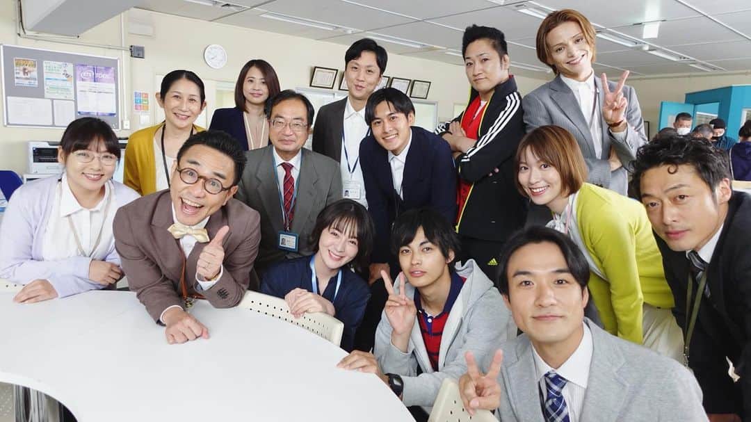 貫地谷しほりのインスタグラム：「職員室メンバー。 楽しい職員室でした(*´ー｀*) #土ドラ #顔だけ先生 の＃先生たち」
