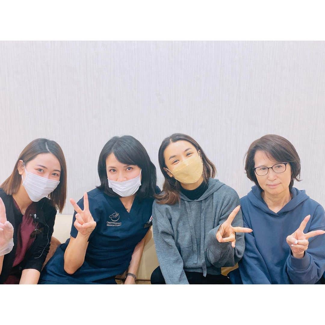 鈴木紗理奈さんのインスタグラム写真 - (鈴木紗理奈Instagram)「わたしが通ってる #表参道メディカルクリニック @omc_clinic_roppongi  寺井先生　@dr.misae_t のところ に先月お母さんも連れて行ってあげた❤️  わたしは疲労回復と美肌効果のある 高濃度ビタミンC点滴50g、ハイフ、 そしてこれまで避けてきた ヒアルロン酸注入にクマが気になりすぎてとうとう手を出した‼︎ 目の下に少し入れたよ。  お母さんはハイフの効果がわたしの何倍もあって、治療後10歳くらい若返った✨すご  これまでいい印象のなかった ヒアルロン酸注入をしたから経過をしっかりみていい感じなら投稿しようと思ってたので、今回は先月行った時の投稿です😊」12月15日 11時47分 - munehirovoice