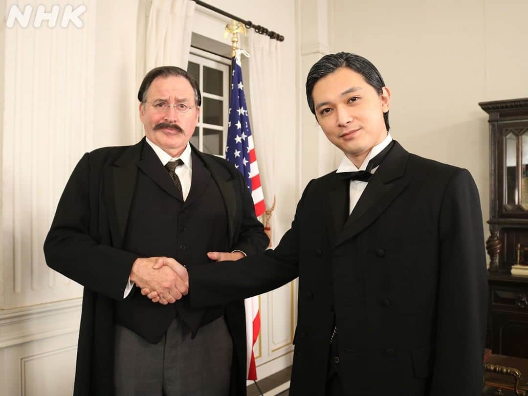 のインスタグラム：「アメリカ合衆国大統領のルーズベルトとがっちり握手をした栄一。  撮影後に、オフショットを撮らせていただいたら、ルーズベルト役のガイタノ・トタロさんがノリノリでポーズをとってくれました👍  #青天を衝け #吉沢亮 #ガイタノトタロ #青天オフショット」