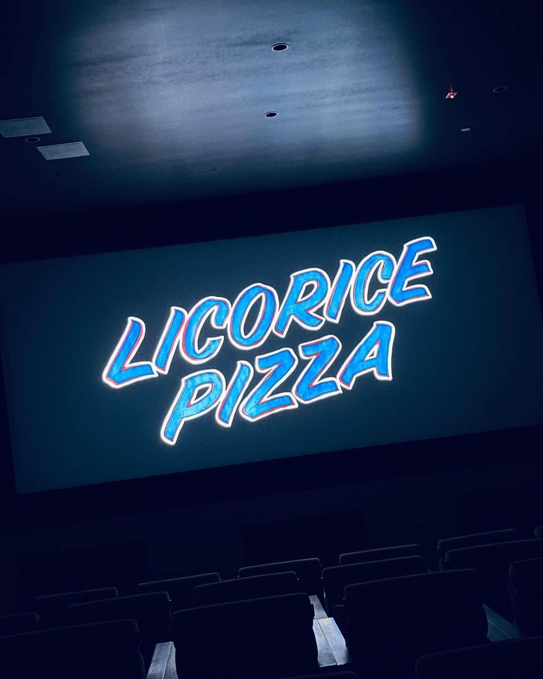 マドンナさんのインスタグラム写真 - (マドンナInstagram)「Saw the movie  Licorice  Pizza, 🍕🍕🍕! Omgggggggggg!! Felt so inspired I had to clean the theater 🎥 🎬🖤 #paulthomasanderson」12月15日 12時03分 - madonna