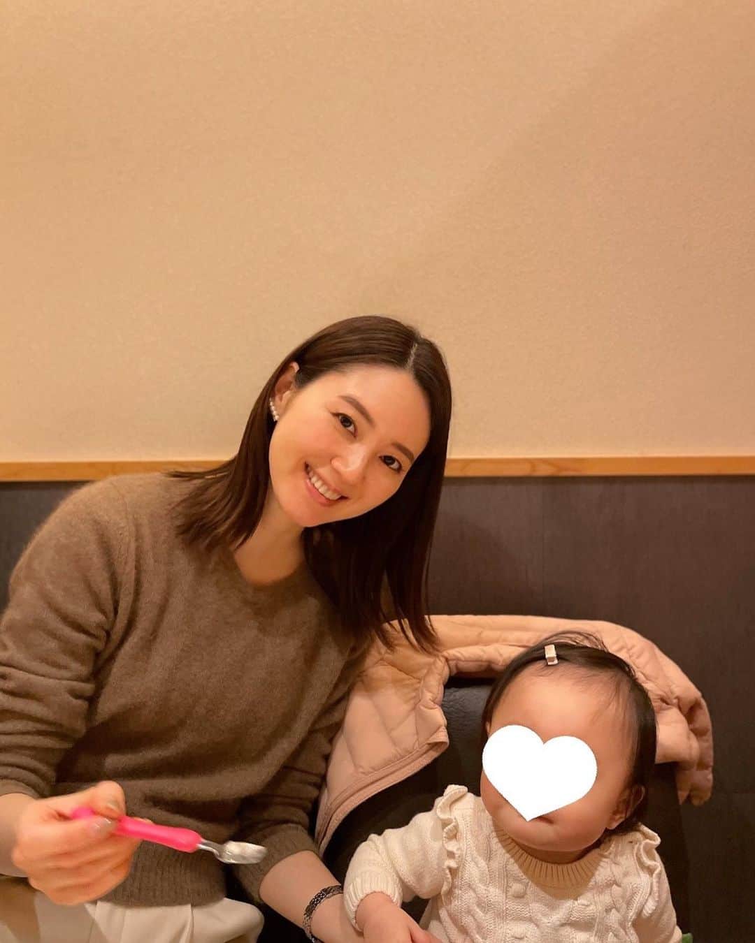 橋本まゆのインスタグラム：「娘も一緒にお鮨屋さんへ  子連れでは行きにくいご飯屋さんは普段預けて連れて行かないけれど個室あり＋子連れokだったので連れて行ったもののどこに行っても外食時はやっぱり動画に頼ってしまうよね🥺  味わうのは一瞬🌿  #女の子ベビー#女の子のママ」