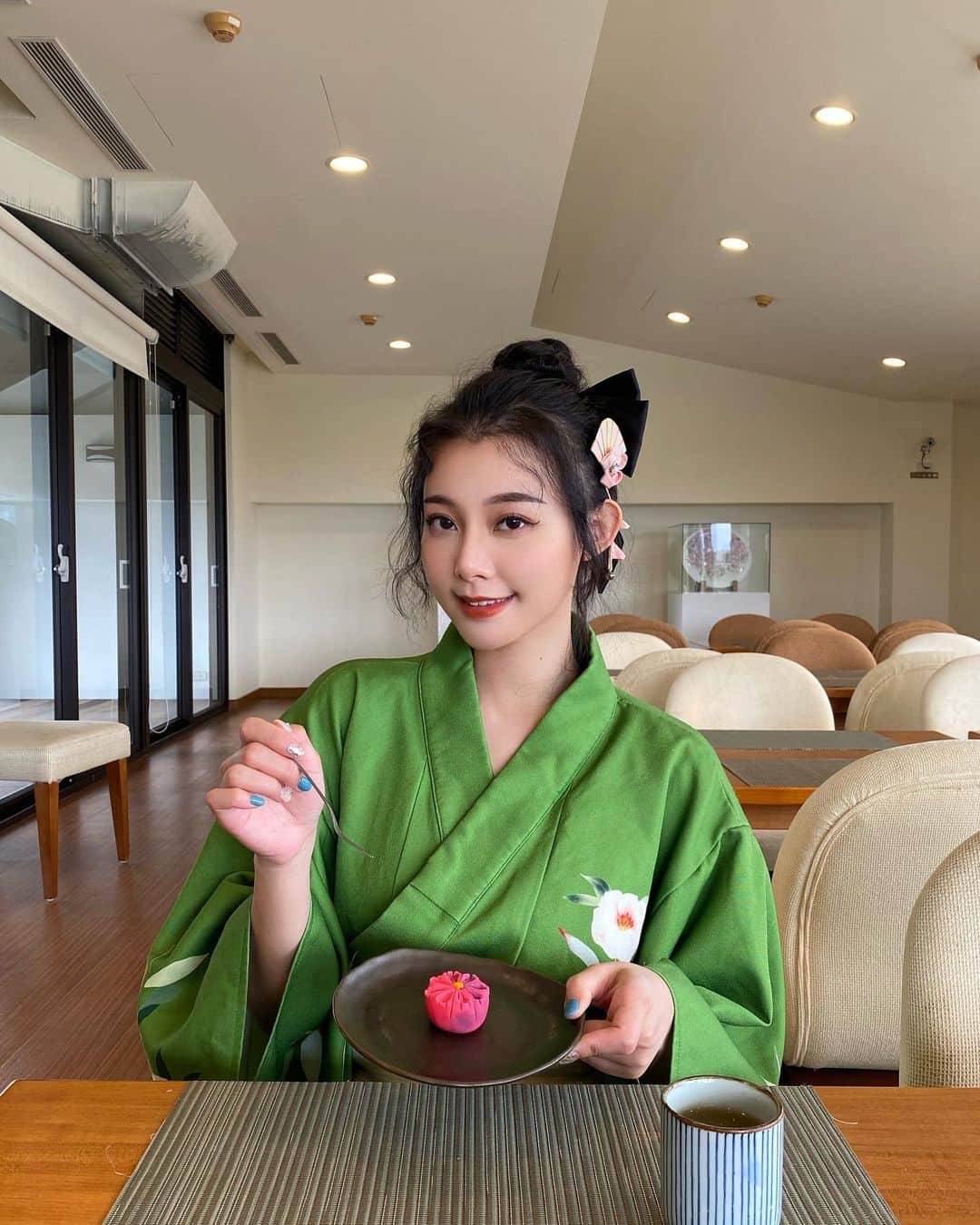 張香香のインスタグラム：「第一次手作和菓子🌸 太可愛了拍了好幾張才捨得切它😳 生日之旅去了宜蘭綠舞 這是園區裡其中一項體驗 還有太多喜歡的地方 再來慢慢地分享❤️ 🏨/ @dancewoods_hotels_resorts」