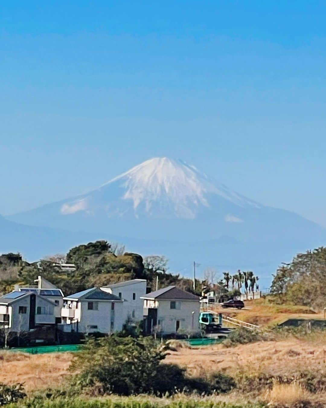 ピーターさんのインスタグラム写真 - (ピーターInstagram)「ノープランの水曜日です。  あまりに天気良くて、屋上テラスにて  コーヒータイム❤️❤️❤️❤️  富士山🗻も雪化粧してます…。  　　　　　慎之介拝  #池畑慎之介 #冬晴れ  #富士山 #雪化粧  #コーヒータイム  #ノープラン  #屋上テラス  #ピーター」12月15日 12時30分 - oziba1952