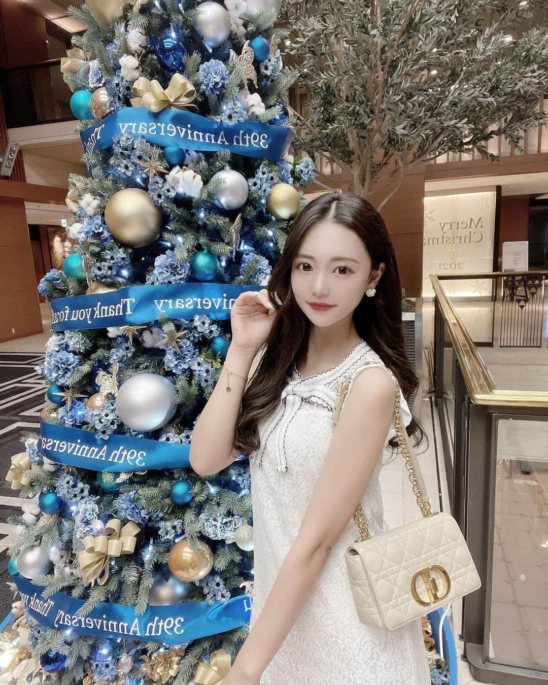 yuukachiさんのインスタグラム写真 - (yuukachiInstagram)「푸른 트리🎄✨  1つ前に投稿した日航ホテル🏤 の2Fのロビーに青いツリーが✨  可愛かったので一緒にパシャリしました⸜❤︎⸝‍ なかなか青いツリーは見ないので！！ 水色好きな私は見つけて嬉しかったぁ！🎄  39thのAnniversaryらしいです✨ 日航ホテルはよく打ち合わせで使うんやけど 2Fにある浪漫飛行っていうBarも オシャレでオススメです！！！  是非いってみてね〜⸜❤︎⸝‍  お洋服は @selectshop_lumignon  Bagは @dior  #日航ホテル#日航ホテル大阪 #39thanniversary#Anniversary #青いツリー#クリスマスツリー」12月15日 12時49分 - yuuka_stagram