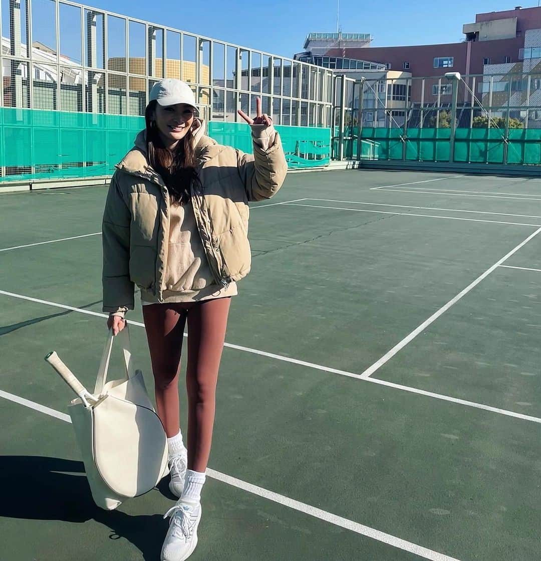 里海のインスタグラム：「. . ピース✌🏻✌🏻✌🏻 テニス🎾たのしぃ〜✌🏻✌🏻✌🏻 最近はテニスの投稿が多いので 周りの人達からテニスアパレルを 出しているブランドだったり 色々情報を送ってきてもらえたり😘 嬉しいです😊  テニスって🎾歳をとってもできるスポーツだし みんなで身体を動かしながら 健康的なので これからももっと頑張りたいです😁😁  今日は、錦織圭スタイルのグリップの持ち方したら かなりいい感じでした✌🏻  #tennis #tennisfashion #tennislove #tennislife #tennisgirl」