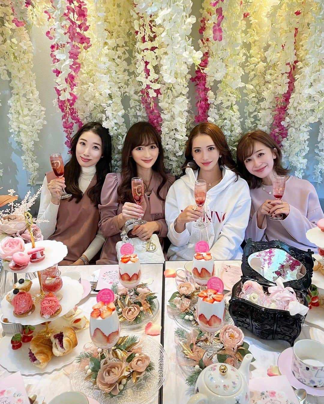 伊東亜梨沙さんのインスタグラム写真 - (伊東亜梨沙Instagram)「afternoontea💗  @hautecouturecafe_official  . . 大好きな皆様に久々に会えてとっても嬉しかった🥺💗 息する間もなく喋ってました。笑 アフタヌーンティーも毎回天才的に可愛い🍰 . . #afternoontea #アフタヌーンティー #hautecouturecafe」12月15日 13時03分 - arisa__917m