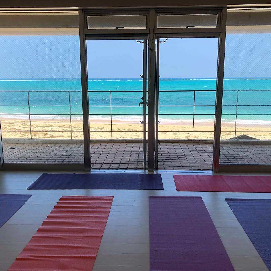 のインスタグラム：「私の沖縄のヨガスタジオ🏠  R chamba  アールチャンバ🧘‍♀️  いよいよ1月からユルッとレッスンスタートいたします🧘‍♀️🌴🌞✨ スタジオレッスン日は、このInstagram、私のFB、レッスン担当イントラのInstagramでの告知となります🙏特にHPや予約サイトなどはなしで最初はレッスンスタートしていきます🧘‍♀️ユルッとね❤️  コロナ禍もあるので、レッスンは8人までとさせていただきます🙏私のレッスンは女性のみとなります✨🧘‍♀️参加希望の方は、DMで受け付けします📧  海の目の前のスタジオで、波の音を聞きながら、ゆったり呼吸をして、瞑想したり、フローで動いたり、パワーヨガしたり、たまにはワークショップもやります🧘‍♀️  1月のレッスン時間、担当イントラが決まったらまたこちらで告知しますのでお楽しみに❤️  沖縄在住の方も、旅行に来た方も、ぜひレッスンを受けに遊びに来て下さいね✨  #okinawa  #okinawalife  #beachlife  #yoga  #myyogastudio  #rchamba  #lifestyle #lifeisbeautiful  #海のある生活  #海の見えるスタジオ」