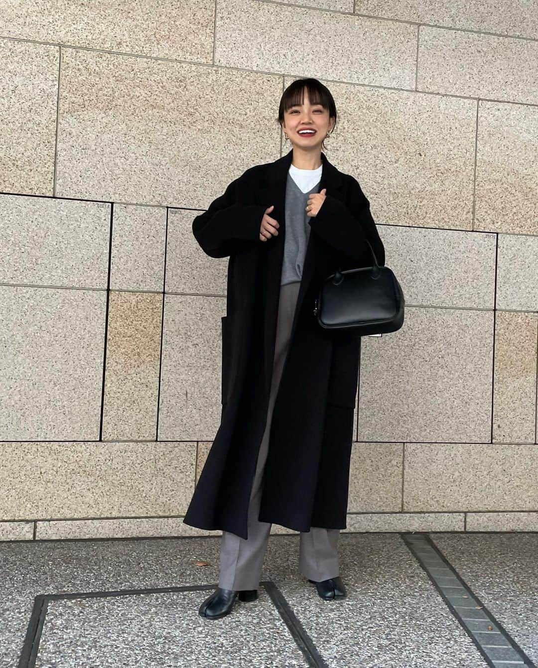 春名亜美さんのインスタグラム写真 - (春名亜美Instagram)「このくらいのBAGの大きさだと、私のスタメン荷物がちょーーーど納まることに気づく。 心配性だからついつい荷物が多くなる😗 ・ #COAT @todayful_  #KNIT @aton_tokyo  中に着た #Tシャツ @uniqlo #pants @ebure_official  #bag @riberry.official  #shoes @maisonmargiela  ・ ・ ・ #ママコーデ #ママコーディネート #riberry #aton #todayful #uniqlo #ebure #maisonmartinmargiela #足袋ブーツ #足袋ブーツコーデ #atontokyo」12月15日 14時27分 - amiharunaami