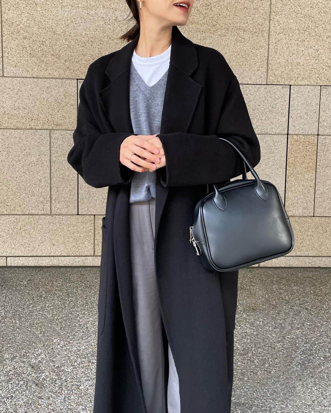 春名亜美さんのインスタグラム写真 - (春名亜美Instagram)「このくらいのBAGの大きさだと、私のスタメン荷物がちょーーーど納まることに気づく。 心配性だからついつい荷物が多くなる😗 ・ #COAT @todayful_  #KNIT @aton_tokyo  中に着た #Tシャツ @uniqlo #pants @ebure_official  #bag @riberry.official  #shoes @maisonmargiela  ・ ・ ・ #ママコーデ #ママコーディネート #riberry #aton #todayful #uniqlo #ebure #maisonmartinmargiela #足袋ブーツ #足袋ブーツコーデ #atontokyo」12月15日 14時27分 - amiharunaami