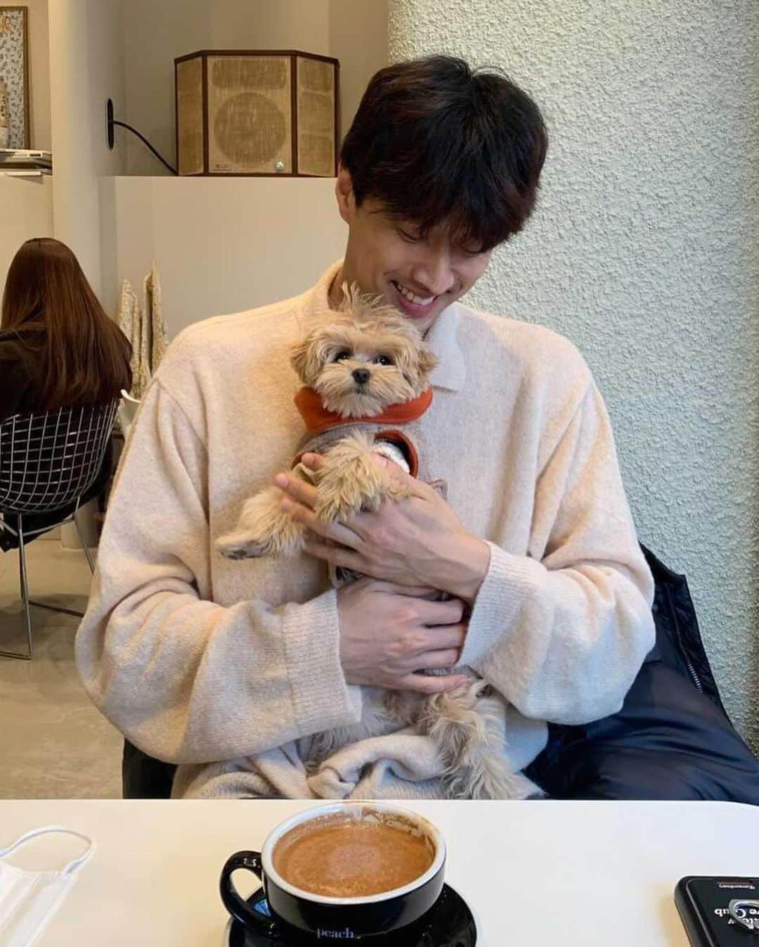 ペク・ジョンウォンのインスタグラム：「🐶☕️🍽🍝🍷 . . 아키 아님」