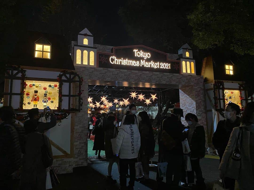 忍成修吾のインスタグラム：「クリスマスマーケットへ行って来ました。時間制で分かれていましたがそれでも大盛況な様子でした。長居は出来なかったけどクリスマスシーズンらしさを味わえました‼️」