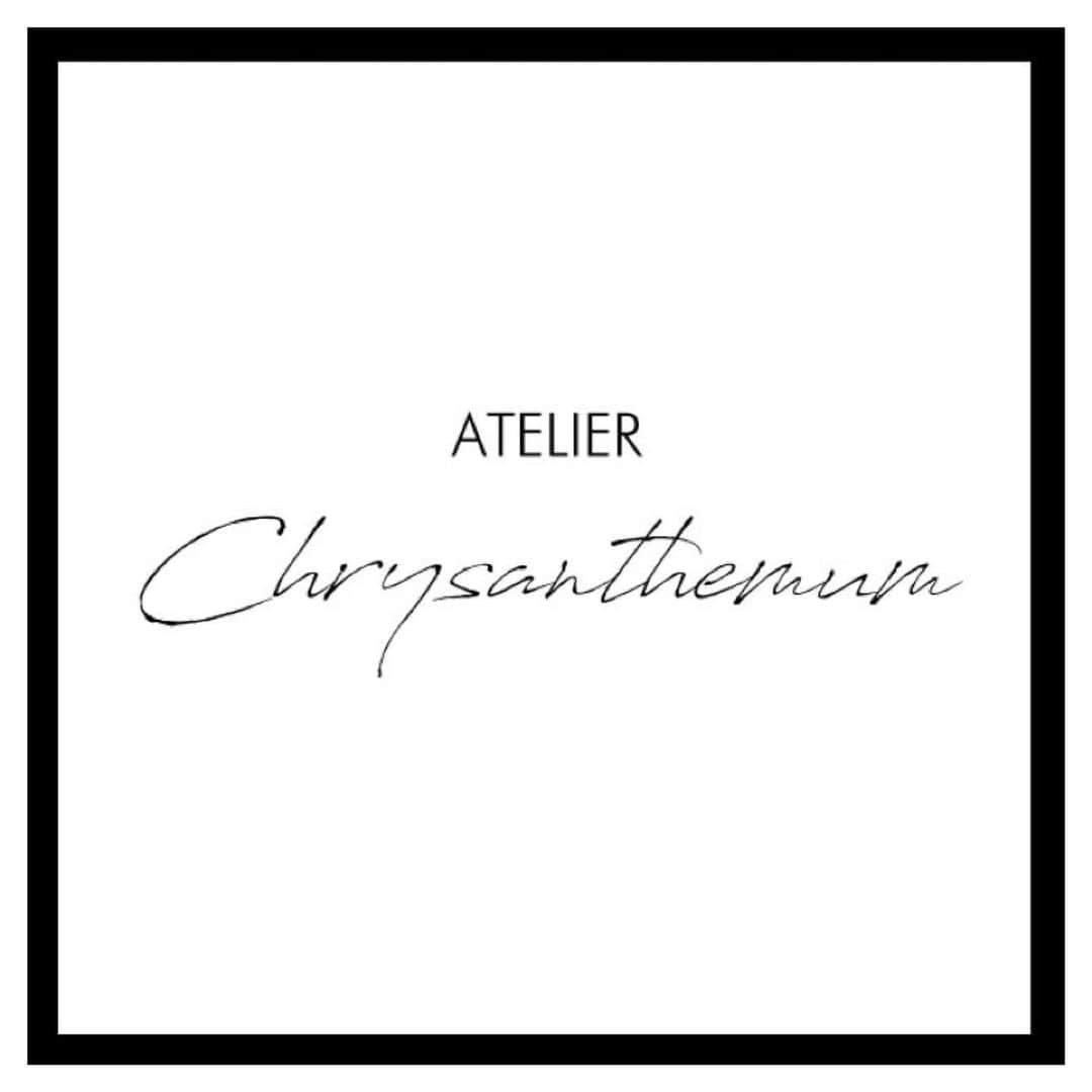 菊池かずみのインスタグラム：「完全プライベートヘアメイクサロン 『ATELIER CHRYSANTHEMUM』(アトリエクリサンセマム)をオープン致します✨  ヘアメイクとして約12年活動していく中で、更に情報を発信できる場を持ちたいと思いアトリエを作りました。 引き続き一人のヘアメイクアップアーティストとして撮影やイベントなどをさせていただきながら、現場で培った知識や技術、センスを色々な方に向けてアトリエでも皆様のお役に立てればと思います。  12月〜2月は知人の方向けにプレオープンさせていただき、グランドオープンは3月を予定しております✨  ずっとアトリエを立ち上げるため構想し、動いていた中で妊娠が発覚し、タイミング的にビックリしましたが形にできるようゆっくり準備しています。  現在の主なメニューとしましては、 『ヘアメイク』と今流行りの『ハリウッドブロウリフト』です。 また、私がレコメンドする美容アイテムのご紹介、サロン専売品の販売もさせていただきます✨ 詳しくは日々 @atelier.chrysanthemum のアカウントにてアップ致します！ 是非フォローお願い致します✨✨  場所は恵比寿、代官山、中目黒が最寄り駅となりますが、完全プライベートサロンですので住所の詳細などは会員様のみお伝えすることになります。  アトリエは、ロケ撮影前やイベント前のヘアメイク仕込みなどでも使用できますので、関係者の皆様お声掛けいただけますと幸いです！(ロケバスも停めやすい場所です)  アトリエは不定期オープンとなりますが、 @atelier.chrysanthemum のアカウントからLINEの友達登録していただきましたらご予約、お問い合わせ承りますので宜しくお願い致します✨ ⁡ ⁡これからも美に関する投稿、楽しみにしていて下さいませ！ どうぞ宜しくお願い致します✨  #ATELIERCHRYSANTHEMUM #アトリエクリサンセマム #プライベートサロン #プライベートヘアメイクサロン #ヘアメイク #ブロウリフト #KIKKU #ヘアメイクKIKKU」