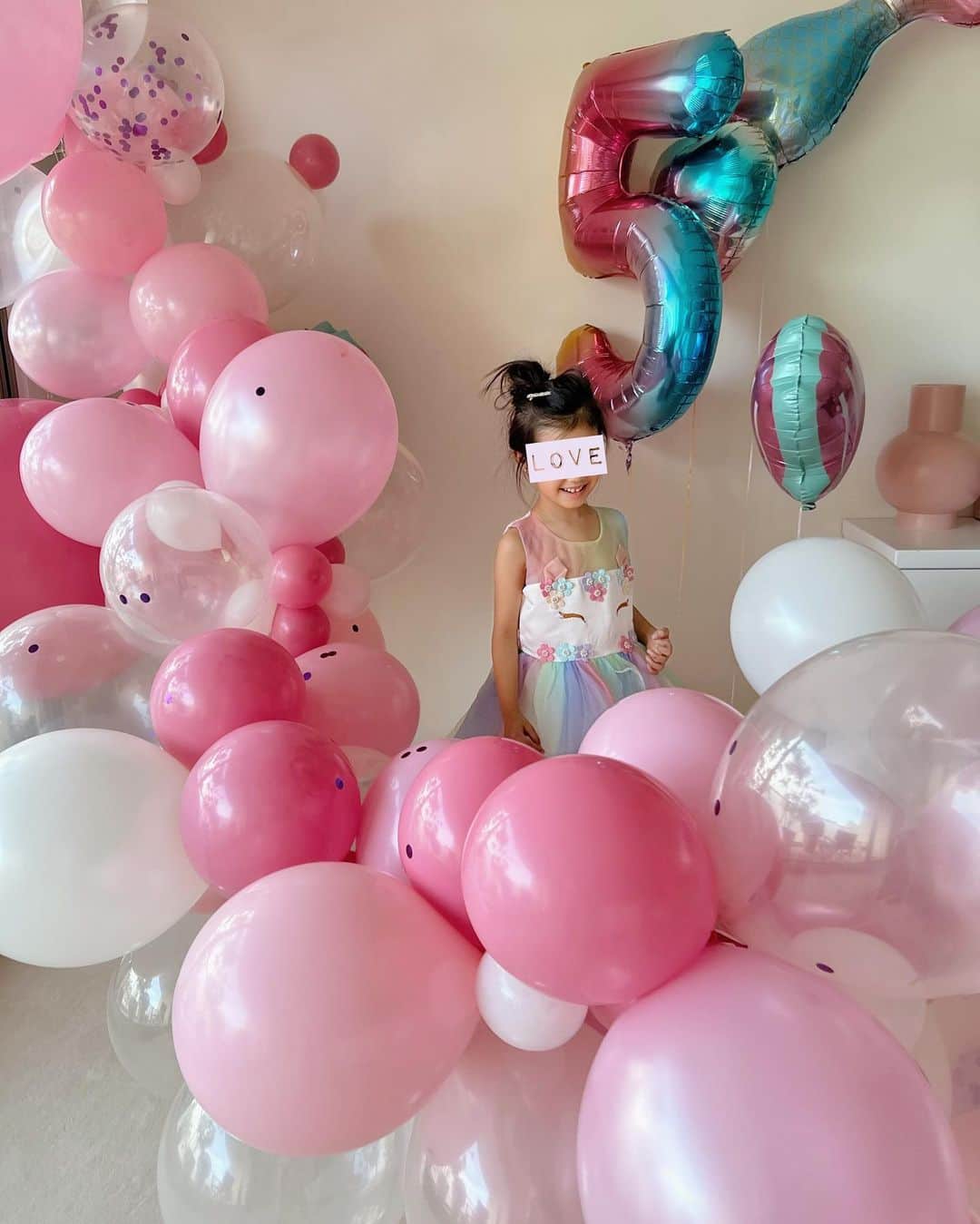 翁安芸さんのインスタグラム写真 - (翁安芸Instagram)「娘のお誕生日投稿にたくさんのメッセージをありがとうございます😭🤲🏻💗💗💗💗 ゆっくり返信させてください。  この日娘お誕生日パーティーの雰囲気に合わせて、私もピンクのニットに花柄スカートを合わせました💓  お誕生日のテーマは、毎年2ヶ月程前から娘に好きなものを聞き準備をしています。今回はマーメイドとユニコーン🦄の両方ということで準備をしていましたが、お誕生日2週間前になり妖精が大好きになり、急遽テーマに妖精も加わりました！！w  お友だちと一緒にドレスアップをしたり、バースデーケーキを食べて幸せそうな子どもたちの表情に成長を感じた嬉しい日☺️💓  食事は娘の大好物を作り、メインは贅沢にもシェフのお友達パパがパスタやローストビーフを作ってくれました❣️すぐ食べてしまい写真なかった。涙  写真2枚目のピンクのバルーンは、娘へひでやくん @hideyaiida からサプライズプレゼント🎈💕　素晴らしいバルーンアーティストとの方とパーティー中に我が家の廊下で作ってくださった作品💖 子どもも大人も大興奮でした！！  こうして今年もお誕生日をお祝いできてなにより🥰❤️  #happybirthday #5yearsold #mylove」12月15日 15時08分 - akinyc