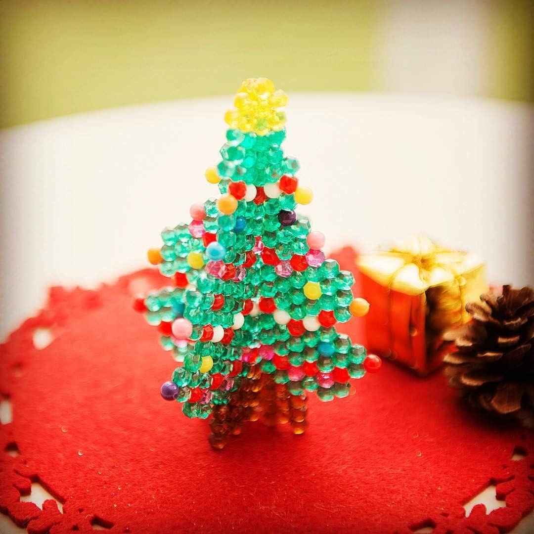 アクアビーズ公式さんのインスタグラム写真 - (アクアビーズ公式Instagram)「皆さんクリスマスツリーはもう飾りましたか？ アクアビーズでも簡単に立体クリスマスツリーが作れますので、ぜひチャレンジしてみてください🎄♪ . こちらの作品は、公式ウェブサイトよりイラストシートをダウンロードして作ることができます✨ 色味やビーズの種類を変えて、自分だけのオリジナルツリーを作るのもいいですね😊 . #アクアビーズ #aquabeads #ビーズ #beads #クリスマスツリー #アクアビーズアレンジ #クリスマス #christmas #happyholidays」12月15日 16時00分 - epoch1958_jp