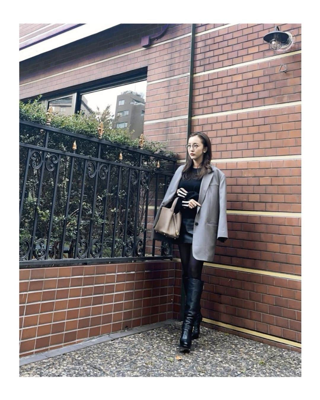 板野友美さんのインスタグラム写真 - (板野友美Instagram)「Today’s outfit.  #jacket @_irene__official_  #knit  @burberry  #skirt @reformation  #boots  @sergiorossi  #bag @hermes  #ootd #fashion」12月15日 16時30分 - tomo.i_0703