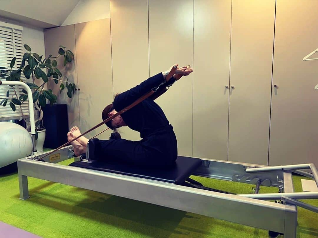 市川いずみさんのインスタグラム写真 - (市川いずみInstagram)「. . 🤸‍♀️ .  instructorも日々勉強☺️  . . #pilates #pilatesreformer #pilatesinstructor #ピラティス #ピラティスインストラクター #リフォーマーピラティス #野球ピラティス #baseballpilates #pitcher#mlb #bryceharper」12月15日 17時13分 - izumichikawa