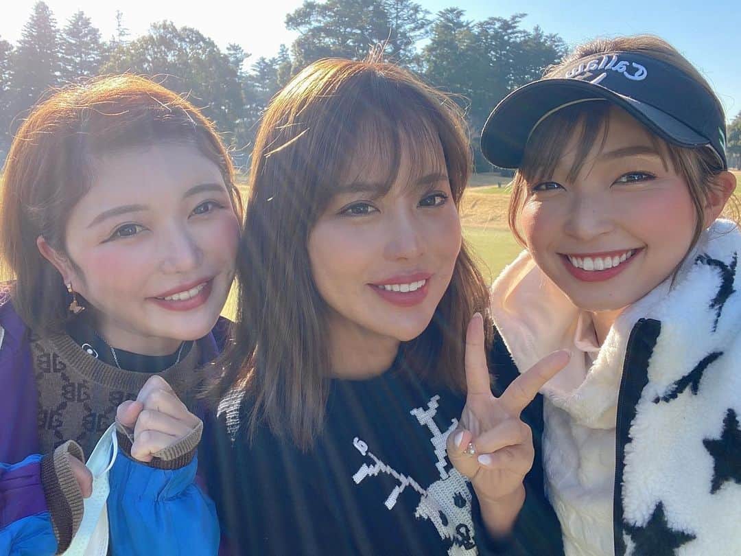 原田怜奈のインスタグラム：「たまたまの偶然に みなみに会った🥰 今日も可愛すぎ👧🏼❤️  また集まりたいなぁ😘  さなちゃんと久々ゴルフ めちゃくちゃ楽しかったよ😘 上がり3ホール極寒すぎるよ❄️ . . . #女子ゴルフ　#golf #ゴルフ」