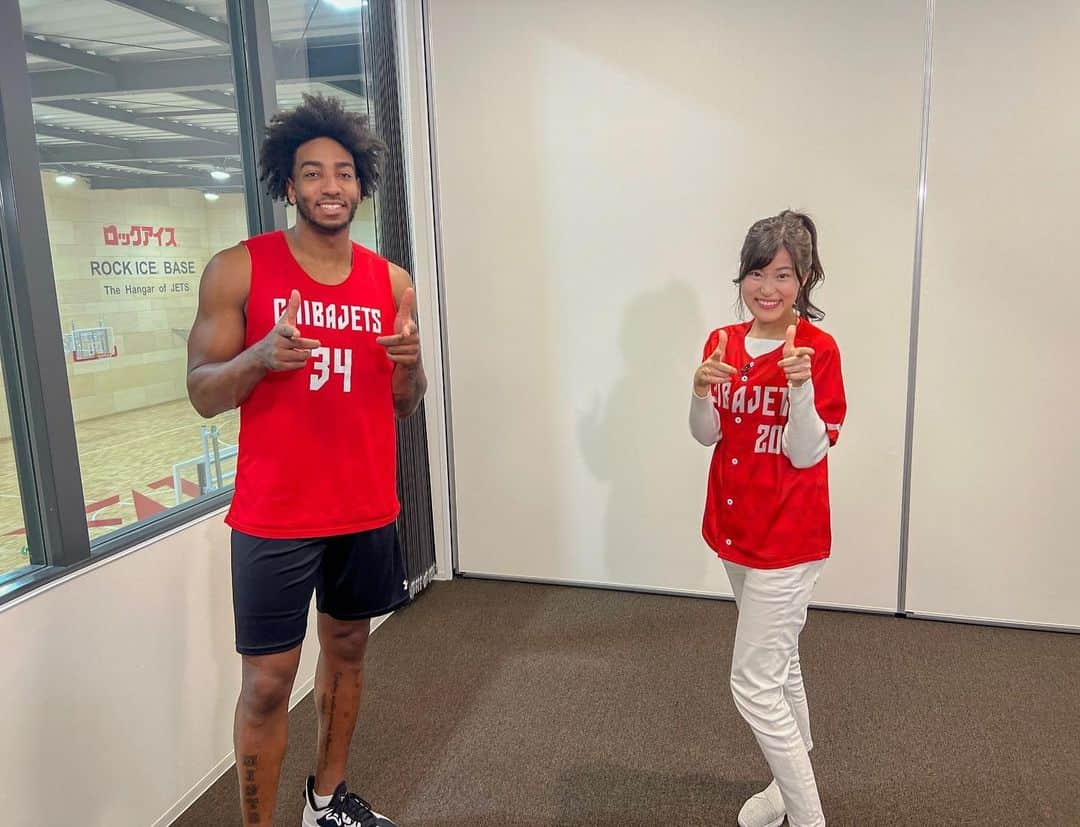 竹内里奈さんのインスタグラム写真 - (竹内里奈Instagram)「🏀 明日のモーニングこんぱすでは、 千葉ジェッツ クリストファー・スミス 選手のインタビューを放送です🎤 ・ 現在首位と好調のジェッツ🔥 攻撃の起点となる選手です！ 千葉・日本のバスケの印象や、 勝利にかける熱い想いを伺いました☺️ ・ ・ ・ #千葉ジェッツふなばし #千葉ジェッツ #bリーグ #バスケ好き #バスケ女子 #スポーツ女子 #インタビュー #チバテレ #モーニングこんぱす #tvk #テレ玉 #アナウンサー #フリーアナウンサー #竹内里奈」12月15日 17時22分 - rina.takeuch