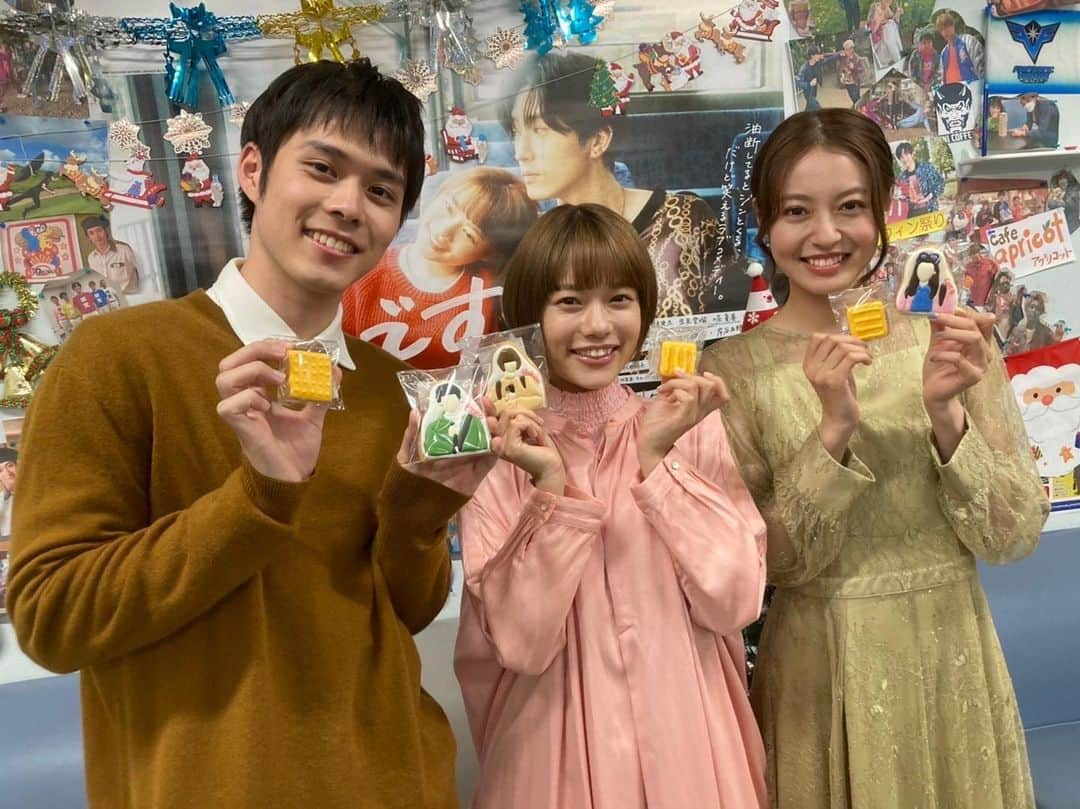 恋です！〜ヤンキー君と白杖ガール〜さんのインスタグラム写真 - (恋です！〜ヤンキー君と白杖ガール〜Instagram)「. ＼#最終回 は今夜10時❣️／  #JUJU さんからいただいた ユキコ❤️空ちゃん💜青野くん💙と 点字ブロックのアイシングクッキー🍪 を持ってパシャリ📸😊  #盲学校トリオ #杉咲花 #田辺桃子 #細田佳央太 #恋です #恋ですリアタイ」12月15日 17時29分 - koidesu_ntv