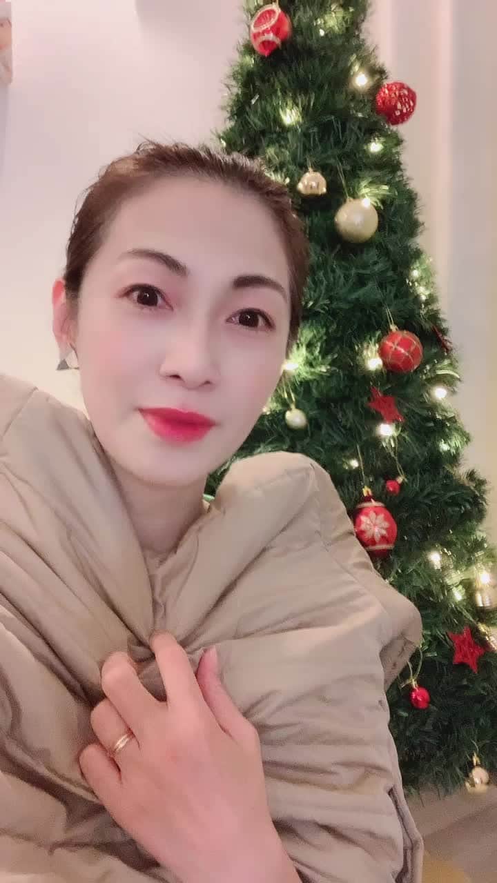 玉城ちはるのインスタグラム：「もうすぐ生配信です❤️❤️ 来年からのお話盛りだくさんです^_^  参加して大笑いしながら盛り上げてください笑笑  本日🌸 12月15日（水）20時頃から！ 「2022年ちはるんばーが新しくなります」 視聴のみも大歓迎♡ こちらから https://t.co/fDDEO8xFvZ 投げ銭、ボトルキープ、玉金券はこちら 🌸ちはる問屋🌸 https://t.co/pacJ0JcDLD 🌸Peatix🌸 https://t.co/pLNBuBp77y」