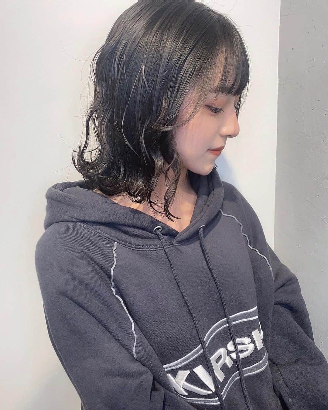 のインスタグラム：「この間なるさんの美容院いって髪切ってもらいました〜🧸-.*˚❤︎‪   #巻き髪  #ボブ」