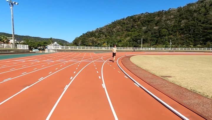 窪田忍のインスタグラム：「合宿も終盤になってきました。  本島はだいぶ寒いみたいですが、奄美大島は上裸で走れるくらい気温が高いです。  こういった環境で合宿が出来ることを当たり前に思わず、そして感謝の気持ちを忘れずより良い練習をしていきたいです。  結果で示していけるようがんばります！  しかし福岡に帰ってからの寒さに耐えられる気がしない…🤨  #2xu #sev」