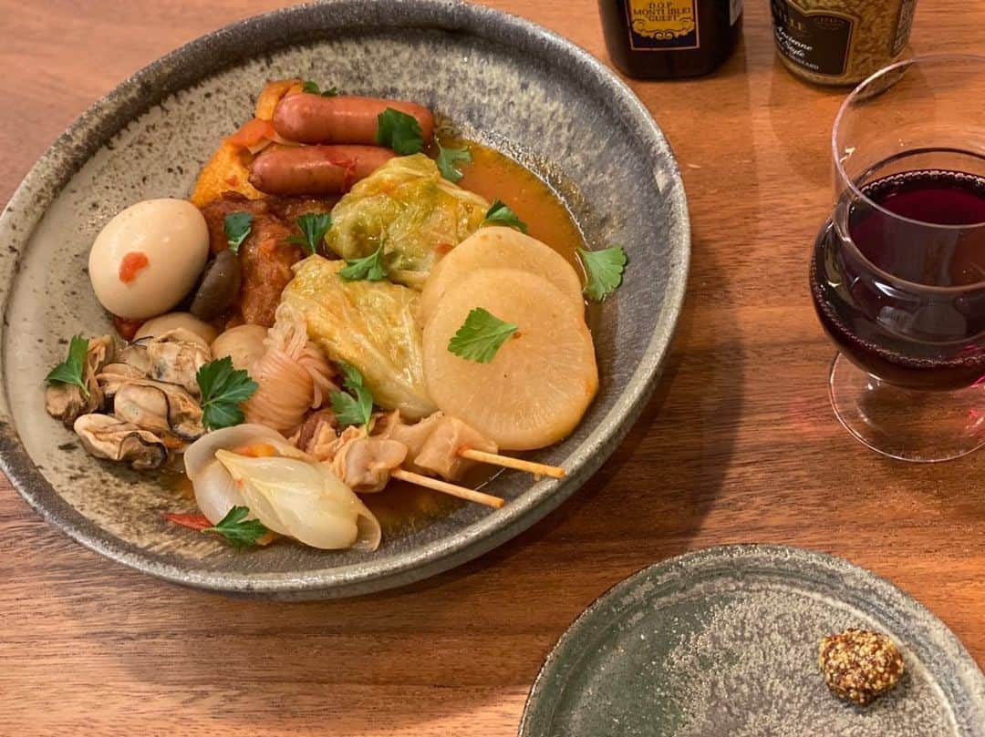 大政絢のインスタグラム：「#今日の絢ご飯  最近のお友達が遊びにきた時のおつまみ飯😂  イタリアン風おでん🍢 は味が決まらずどんどん調味料を足していったのでもはや何を入れたか細かいのは分からず😂  ナムルはいろんな野菜でやりますがこの日は豆もやし。ニンニク、豆板醤、すし酢、鶏ガラを入れてます。  アジフライもこの時期美味ねぇ。  チーズが大好きなんですがその中でもブラータチーズが特に好き。シャインマスカットとミントと🌿  #おつまみ#絢ご飯」
