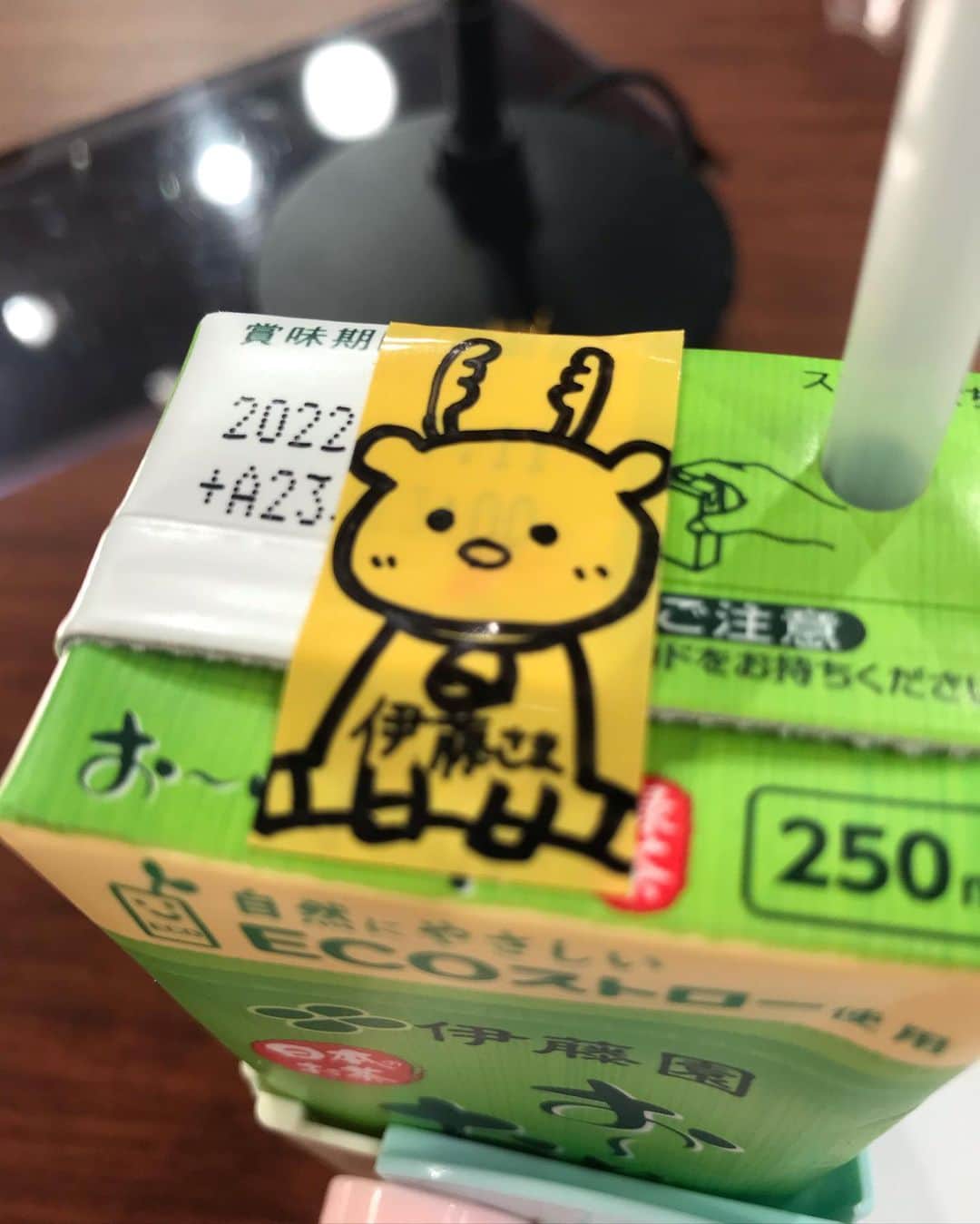 伊藤聡子さんのインスタグラム写真 - (伊藤聡子Instagram)「先週のミヤネ屋はHANAE MORIの赤いワンピースにキラキラブローチを合わせました😊 新大阪駅前のぴちょんくんもサンタの帽子をかぶり、控室にはトナカイがついた靴下、そしてスタジオのお茶もまあるいトナカイでした😆 もうすぐクリスマスですね〜🎄 #ミヤネ屋#hanaemori#ぴちょんくん#トナカイ#伊藤聡子」12月15日 20時07分 - satokoito73